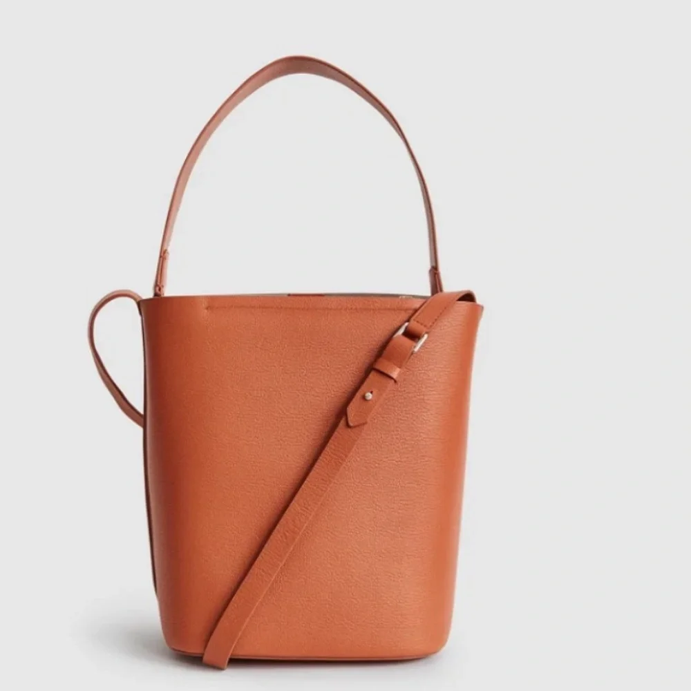 Reiss hudson leather bucket bag in hazel